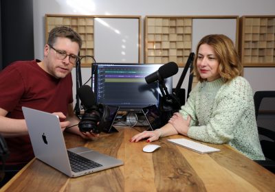 1_Die Initator_innen Marie Dippold und Hendrik Efert bei der Aufnahme im Studio (c) Viertausendhertz